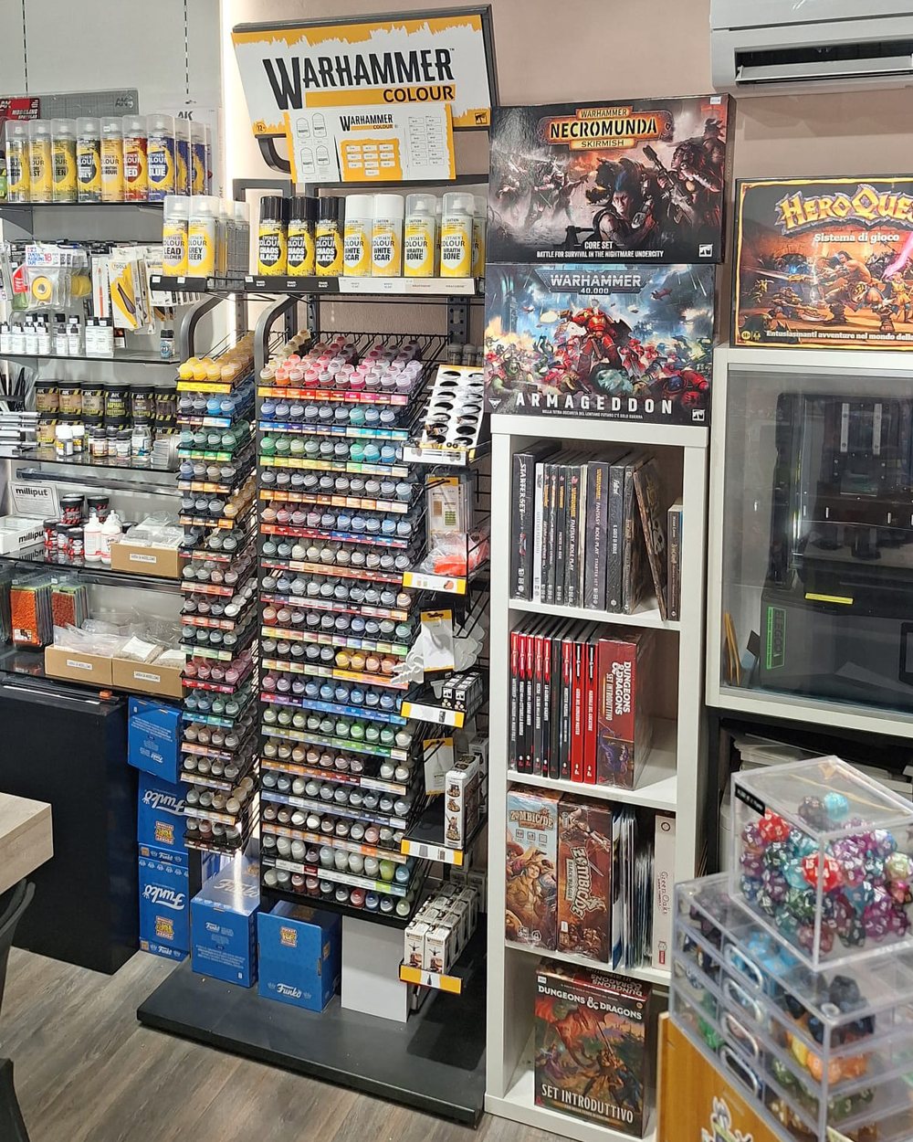 Espositore di colori acrilici e pennelli per modellismo artistico