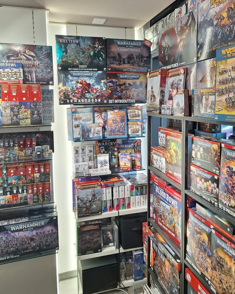 Scatole di kit di miniature esposte negli scaffali del negozio
