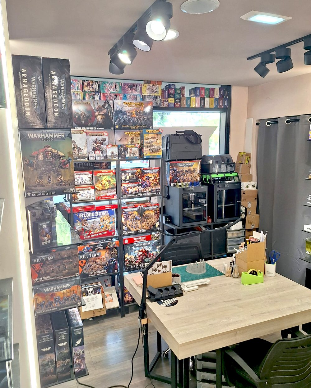 Stampanti 3D a resina per miniature nel laboratorio del negozio